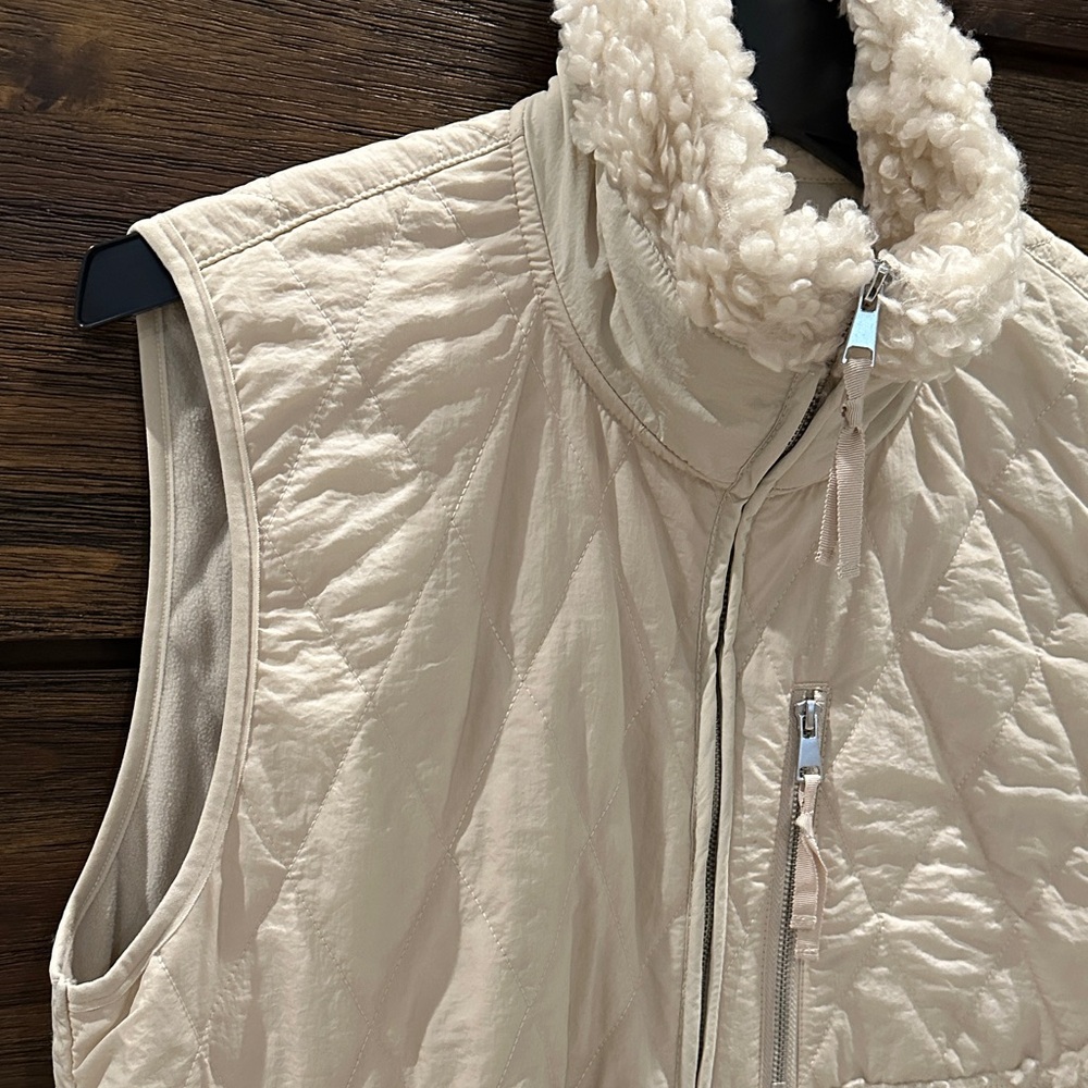 Abercrombie & Fitch Quilted Sherpa Vest - Picture 4 of 5